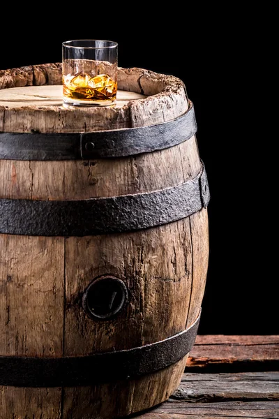 Bicchiere di brandy invecchiato o whisky sulle rocce e vecchia botte di rovere — Foto Stock