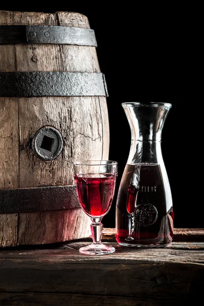 在玻璃和老酒厂瓶红酒 — 图库照片