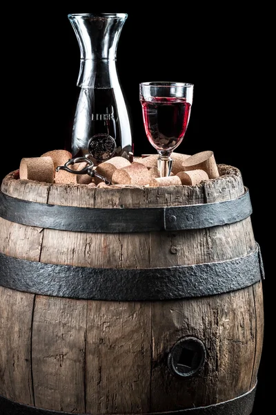 Czerwone wina kieliszki i karafki na starej drewnianej beczce — Zdjęcie stockowe