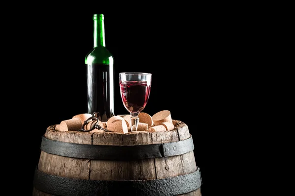 Velho barril de madeira e um copo de vinho tinto — Fotografia de Stock