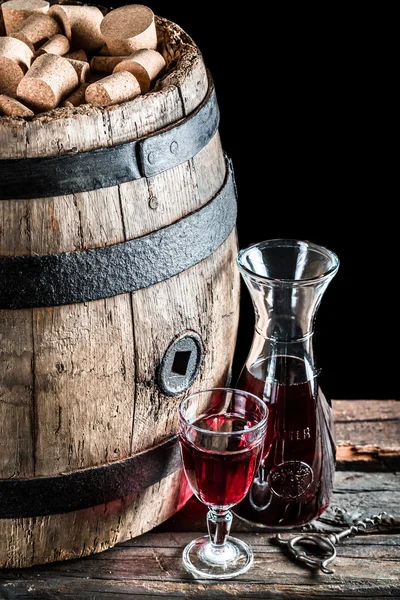 Testando uma garrafa de vinho tinto na adega — Fotografia de Stock