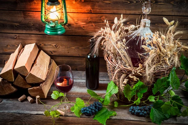 Vino rosso fatto in casa in un cestino di vimini — Foto Stock