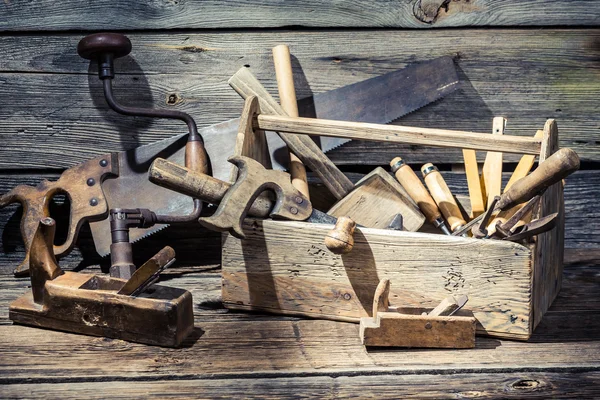 Ahşap marangozlar kutusunu araçları ile — Stok fotoğraf