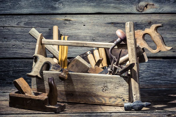 Caixa de ferramentas de marcenaria velha — Fotografia de Stock