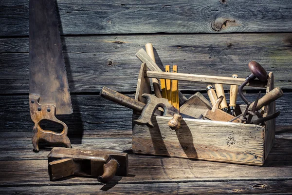 Τα εργαλεία ξυλουργών φθαρμένα σε ένα ξύλινο κουτί — Φωτογραφία Αρχείου
