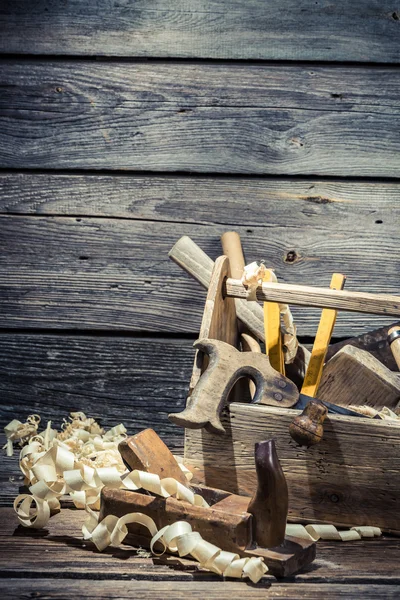 Vintage schrijnwerkerij doos met hulpmiddelen — Stockfoto