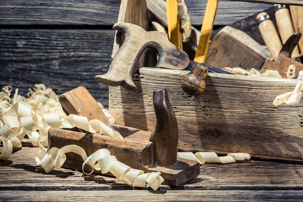 Oude houten schrijnwerkerij doos met tools — Stockfoto