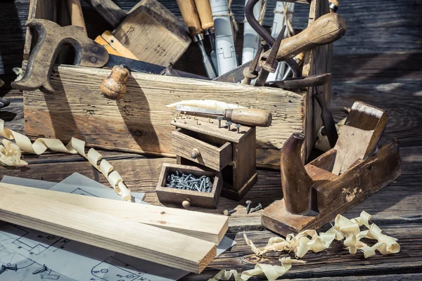 Oude Houtklas schooljaar met toolbox — Stockfoto