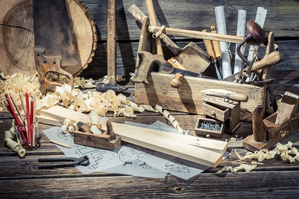 Старая столярная мастерская с инструментами — стоковое фото