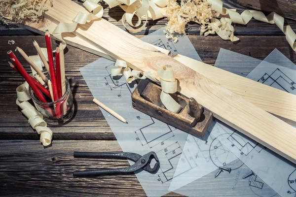 Menuisier de table dans un atelier — Photo