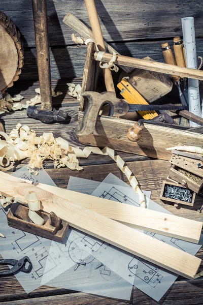 Vieux menuisier de table dans un atelier — Photo