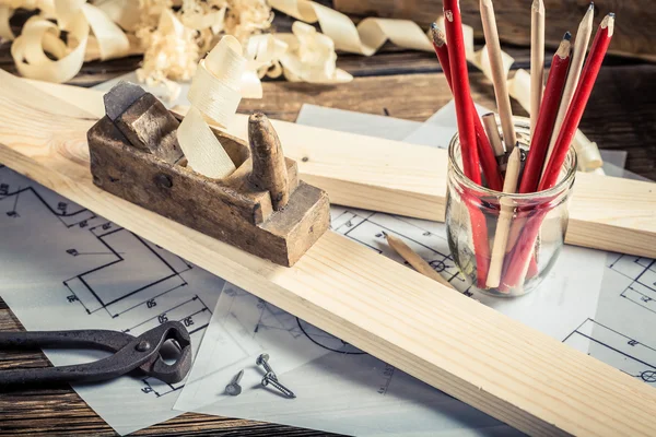 Antieke timmerwerk workbench met tools — Stockfoto