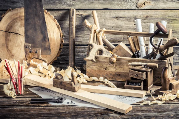 Taller de carpintería antigua con herramientas — Foto de Stock