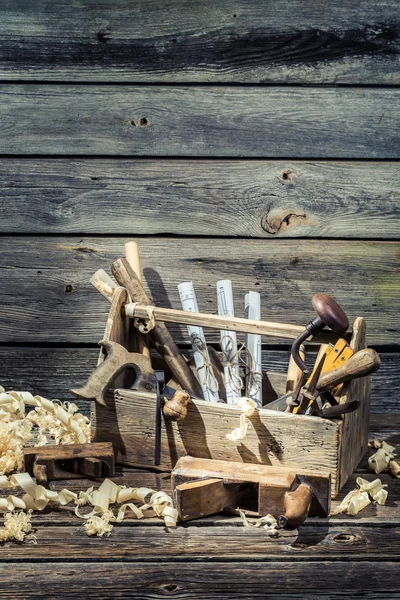 Säge, Hammer und Meißel im Schreinerwerkzeugkasten — Stockfoto