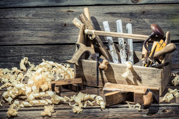 Martillo, sierra y cepilladora en el taller de carpintería — Foto de Stock