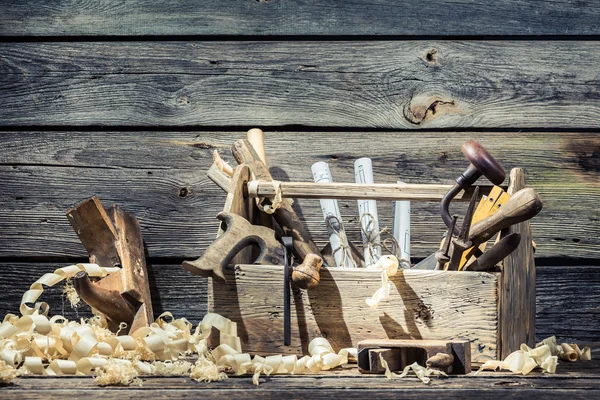 锯子、 锤子和刨切机在木工车间 — 图库照片