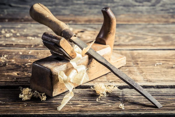 Cincel viejo y cepilladora en un taller de carpintería —  Fotos de Stock