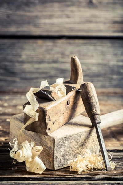 Holzhammer und Hobelmaschine in einer Tischlerei — Stockfoto