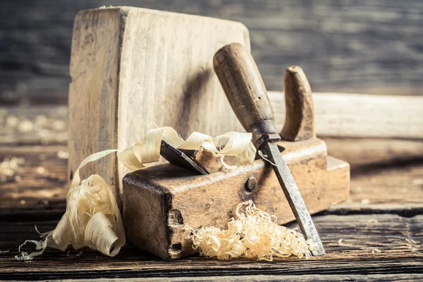 Holzhammer und Hobelmaschine in einer Tischlerei-Werkbank — Stockfoto