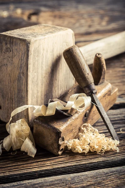 Деревянный молоток, асфальтоукладчик и стамеска на столярном рабочем месте — стоковое фото
