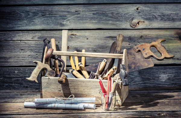 Hammer, Säge und Papier im Werkzeugkasten der Zimmerei — Stockfoto