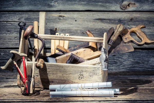 Esquema de martillo, sierra y papel en el taller de carpintería —  Fotos de Stock