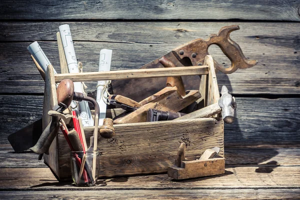 Sega, martello e pialla nella cassetta degli attrezzi di falegnameria — Foto Stock