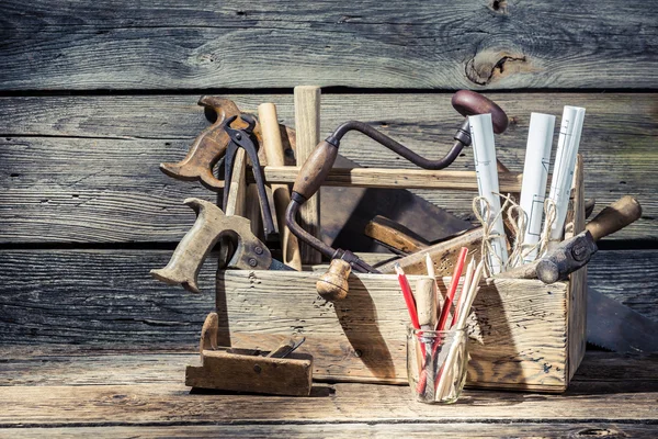 Diagramas técnicos y carpintería caja de herramientas vintage — Foto de Stock