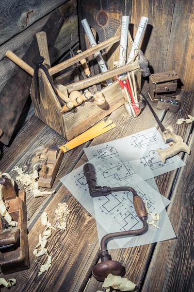 Çizim masasında eski marangoz Atölyesi — Stok fotoğraf