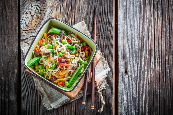 新鮮な野菜とおいしい麺 — ストック写真