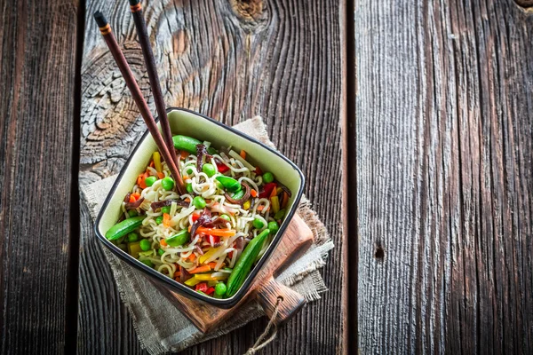 Macarrão e legumes chineses — Fotografia de Stock