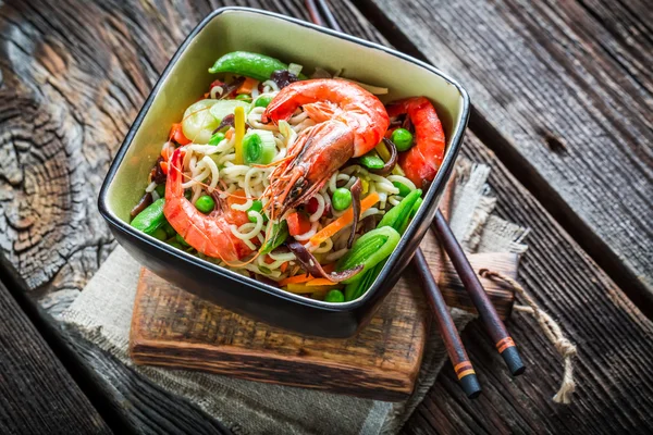 Garnelen und frisches Gemüse mit Nudeln — Stockfoto