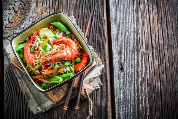 野菜とエビ麺 — ストック写真