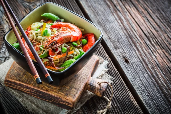 Китайская лапша, овощи и креветки — стоковое фото