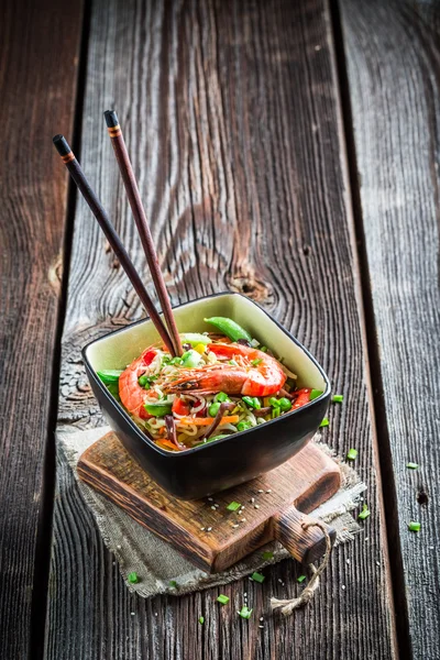 Традиционное азиатское блюдо с креветками и лапшой — стоковое фото