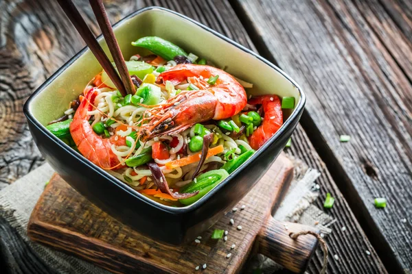 Closeup of chinese mix vegetables with shrimps — Stock Photo, Image