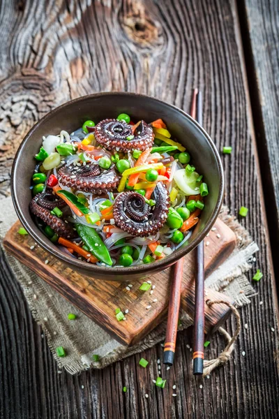 Octopus and fresh vegetables with noodles — Stock Photo, Image
