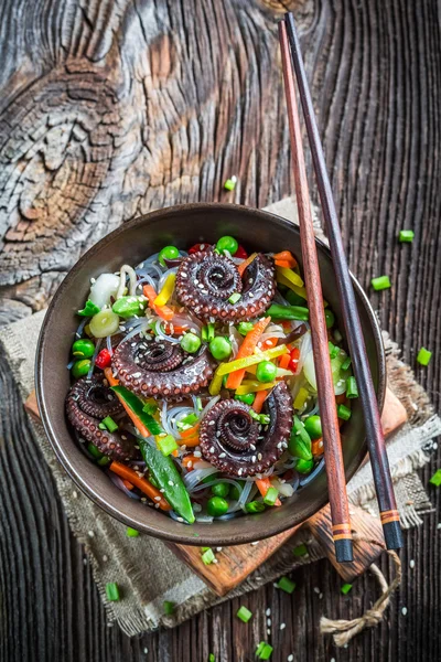 문 어와 국수 전통 아시아 요리 — 스톡 사진