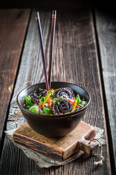 麺とタコと野菜 — ストック写真