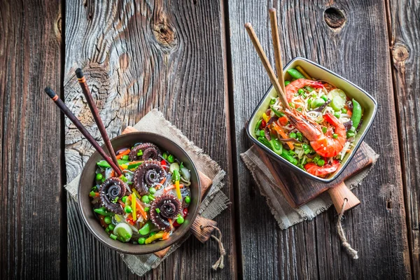 Vegetais de mistura chineses com frutos do mar — Fotografia de Stock