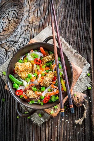 Closeup κινεζική μείγμα λαχανικών με κοτόπουλο με σουσάμι — Φωτογραφία Αρχείου