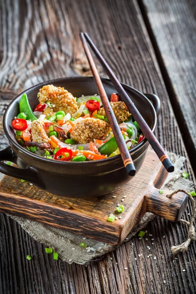 Traditionele Aziatische schotel met kip met sesam en noedels — Stockfoto