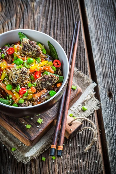 Carne de bovino em gergelim servida com legumes e macarrão — Fotografia de Stock