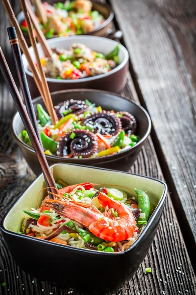 Few traditional asian noodles with seafood — Stock Photo, Image