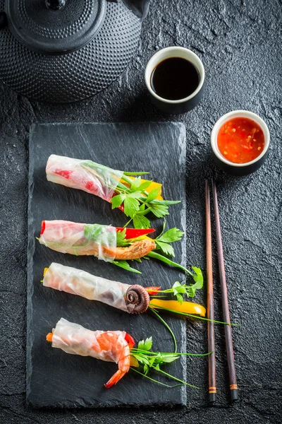 Rollos frescos de primavera con mariscos y verduras — Foto de Stock