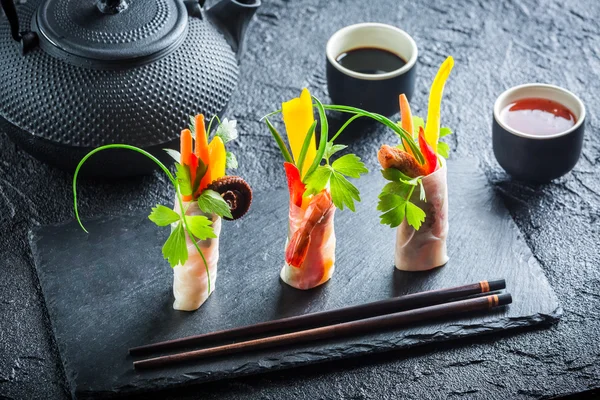 Fresh spring rolls with soy sauce — Stock Photo, Image