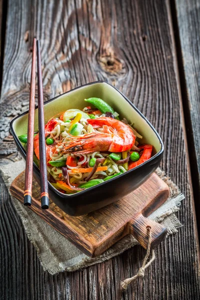 エビと新鮮な野菜の麺 — ストック写真