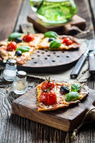 Čerstvě upečený domácí pizza — Stock fotografie