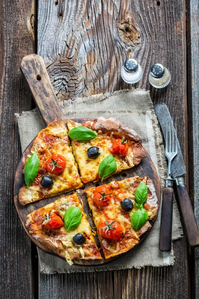 Close-up de pizza caseira com cogumelos — Fotografia de Stock