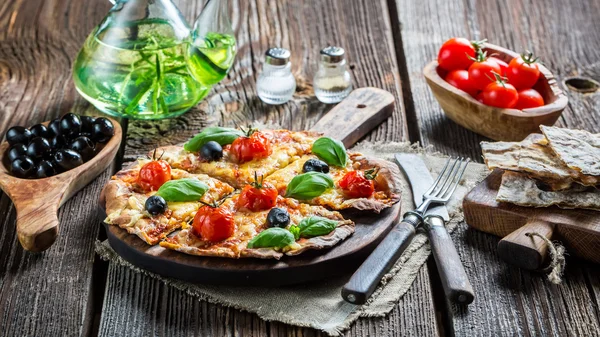 Closeup of homemade pizza with tomato and basil — Stock Photo, Image